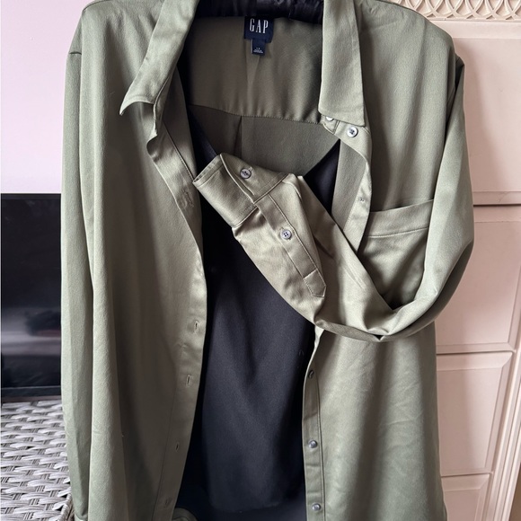 Gap silk look blouse, can be worn open with camisole. Sz large - Picture 3 of 4